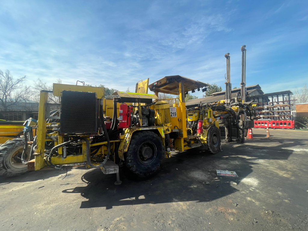Equipos de perforación amarillos en un patio industrial